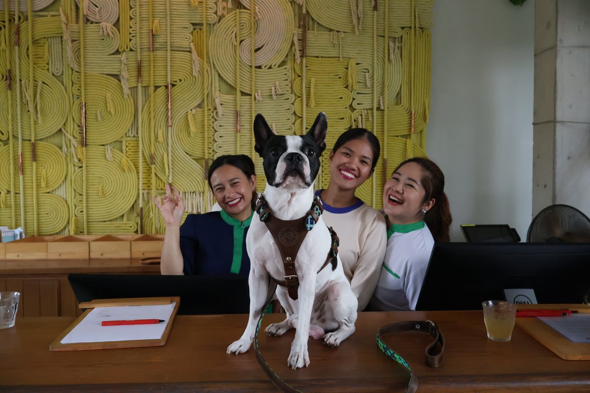 Akira กำลังได้รับการต้อนรับที่แผนกต้อนรับของ The Standard Hua Hin